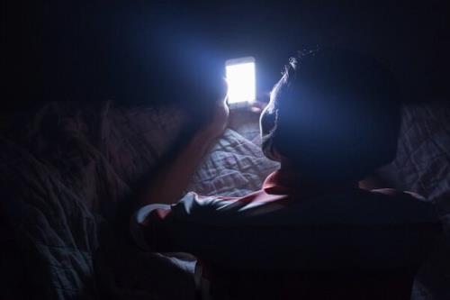 نور آبی ساطع شده از تلفن سبب اختلال در خواب نمی شود