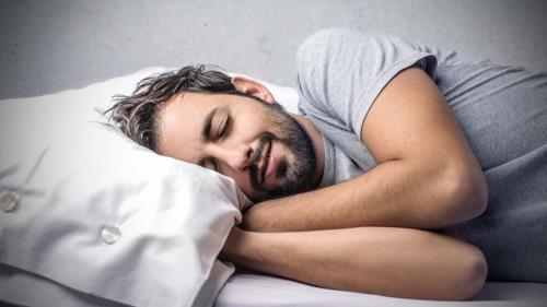 حالت خوابیدن چه تاثیری بر سلامت قلب و معده دارد