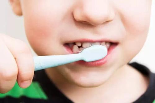 راهکارهای ساده برای عادت دادن کودک به مسواک زدن