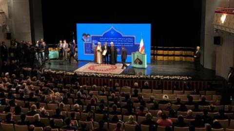 تقدیر روحانی از برگزیدگان جایزه كتاب سال